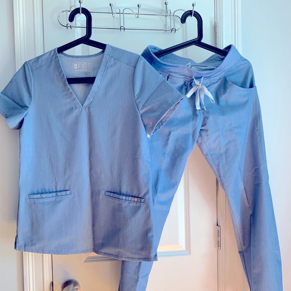 FIGS - Casma Three-Pocket Scrub Top and Kade Cargo Scrub Pants Women’s scrub set